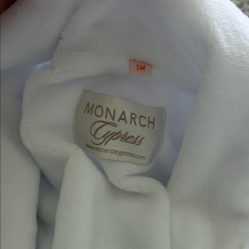 White Shawl Collar Robe - Picture 2 of 6